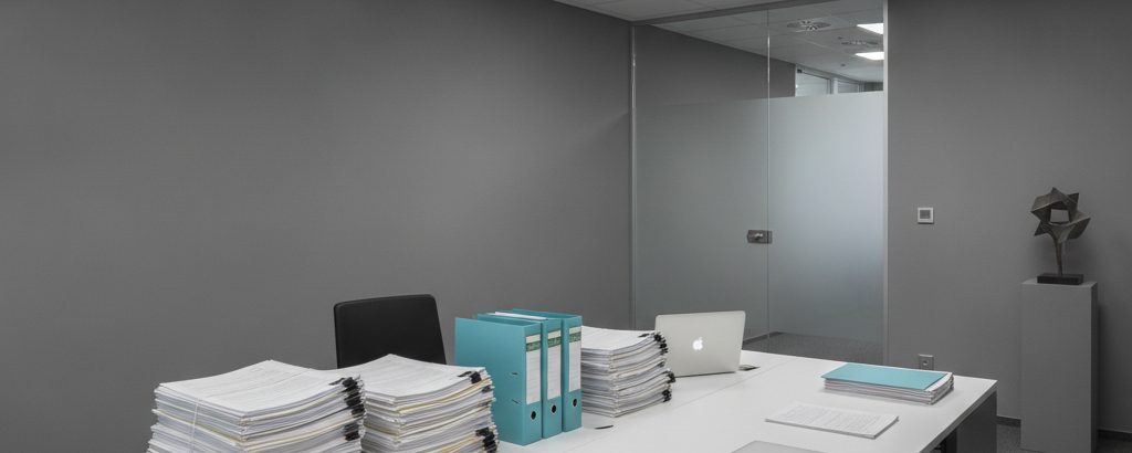 Regulierungsdokumente auf einem Büroschreibtisch symbolisieren KI-Rahmenpläne der Politik