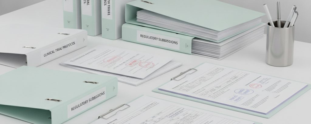 Klinische Studiendokumentation auf einem Schreibtisch – Ordner, Protokolle und Zulassungsunterlagen in einem Biotech-Büro